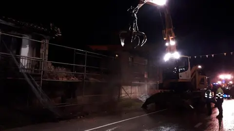 Demolici&oacute;n de la viivenda abandonada en Los Corrales de Buelna