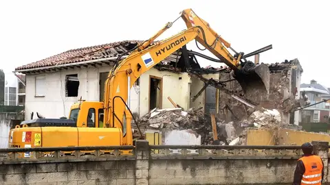 Edificaci&oacute;n en ruina derribada en calle Corce&ntilde;o
