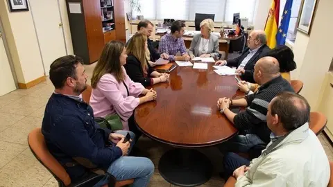 La consejera de Educaci&oacute;n, Formaci&oacute;n Profesional y Turismo, Marina Lomb&oacute;, se re&uacute;ne con el alcalde de Ribamont&aacute;n al Monte, Joaqu&iacute;n Arco,