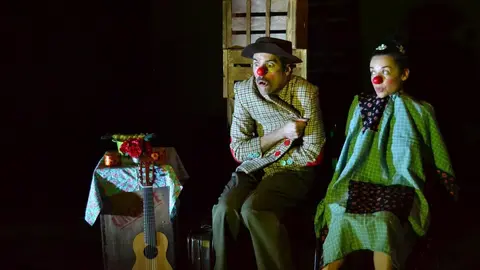 Escena de la obra &lsquo;Clown sin tierra&rsquo; de la compa&ntilde;&iacute;a Petit Teatro
