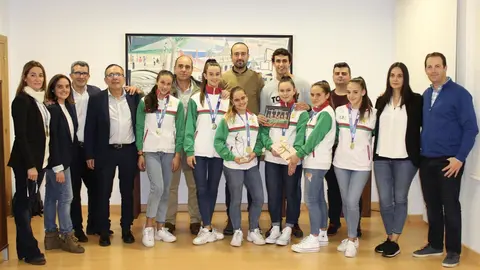 El alcalde de Torrelavega recibe al equipo municipal de gimnasia r&iacute;tmica, proclamado Campe&oacute;n de Espa&ntilde;a