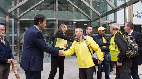 Gochicoa saluda al portavoz de Ama en presencia de afectados por derribos