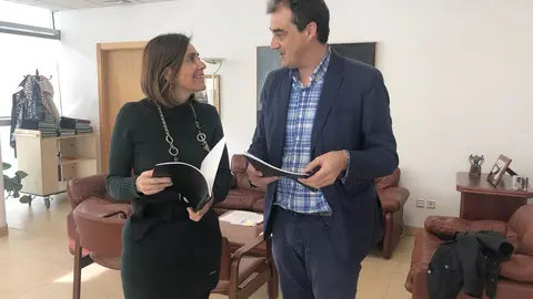 El alcalde de Alfoz de Lloredo, Enrique Bretones, y la consejera de Presidencia, Paula Fern&aacute;ndez
