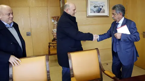 El presidente, Miguel Angel Revilla, recibe al alcalde de Santillana, &Aacute;ngel Rodr&iacute;guez, y el teniente alcalde, Javier Gonz&aacute;lez