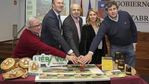Correos dedica un sello a las denominaciones de origen protegidas Miel de Li&eacute;bana y Queso Pic&oacute;n Bejes-Tresviso