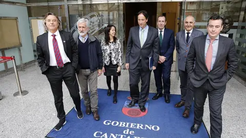 El consejero de Obras P&uacute;blicas, Ordenaci&oacute;n del Territorio y Urbanismo, Jos&eacute; Luis Gochicoa, y su equipo presentan el Presupuesto de su departamento para 2020