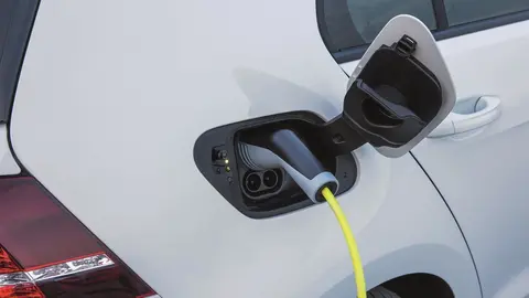 Recarga de un coche el&eacute;ctrico (Volkswagen e-Golf)
