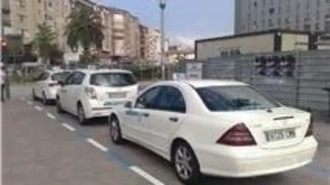 Taxi En La Parada De Valdecilla Norte, En Santander. 