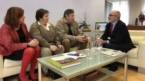 El consejero de Sanidad, Miguel Rodr&iacute;guez (derecha) y la gerente del SCS, Celia G&oacute;mez (izquierda) se re&uacute;nen con el alcalde de Ribamont&aacute;n al Mar, Francisco As&oacute;n, y Araceli Mora, teniente de alcalde del municipio.