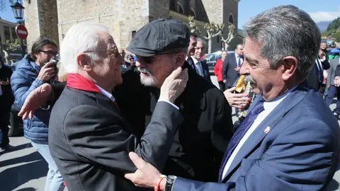 Revilla con Silvio Rodr&iacute;guez y el padre &Aacute;ngel en Potes