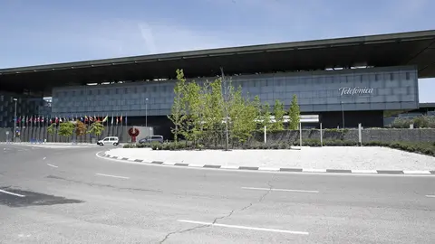 Vista exterior del edificio de la sede de Telef&oacute;nica, situado en la Ronda de la Comunicaci&oacute;n de Madrid.