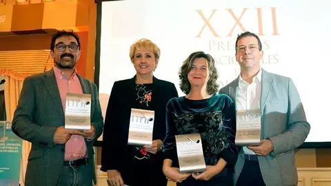 La directora de la Editorial de la Universidad de Cantabria, Belmar G&aacute;ndara (tercera por la izquierda), recoge el galard&oacute;n