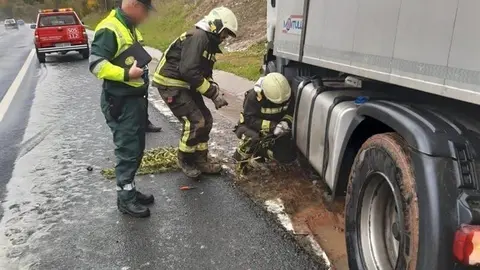 Derrame de gasoil en la autov&iacute;a A-8
