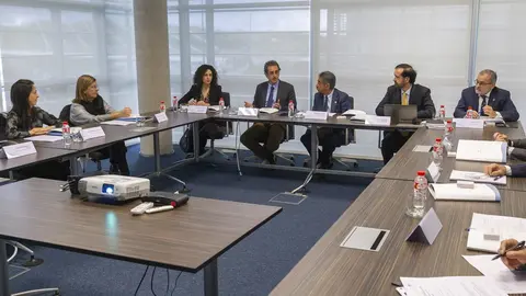 El presidente de Cantabria, Miguel &Aacute;ngel Revilla, hablando con la nueva patrona del Ministerio, &Aacute;ngela Fern&aacute;ndez Curto