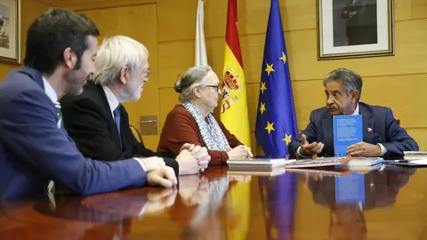 Revilla felicita a la Fundaci&oacute;n Vicente Ferrer por el 50 aniversario de su proyecto humanitario en la India