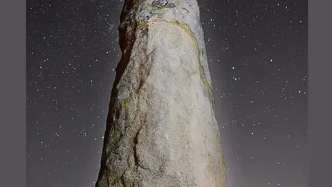 Cartel de la exposici&oacute;n 'Menhires en Cantabria'