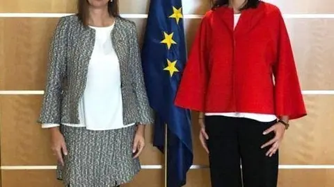 La consejera de Econom&iacute;a y Hacienda de Cantabria, Mar&iacute;a S&aacute;nchez (izda), y  la directora de la oficina del Parlamento Europeo en Espa&ntilde;a, Mar&iacute;a Andr&eacute;s (derecha)
