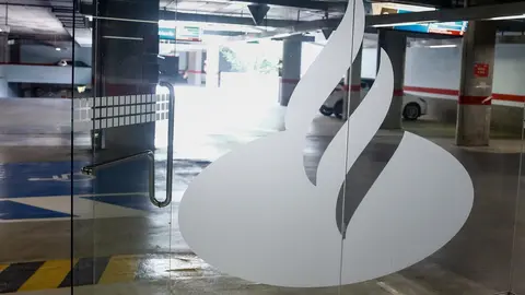 Imagen del logo del Banco Santander en la Ciudad Grupo Santander (Comunidad de Madrid).