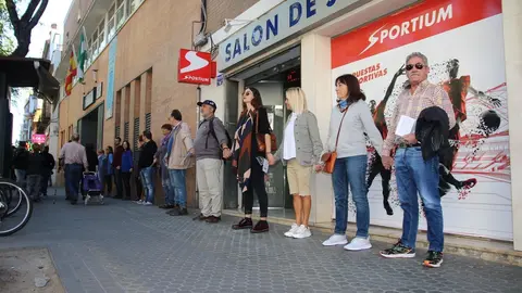 Acci&oacute;n de Unidas Podemos junto a la casa de apuestas Sportium