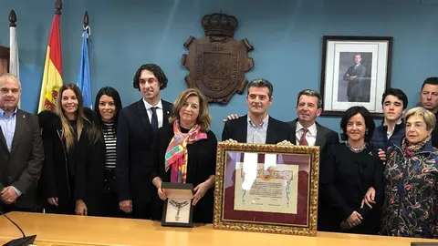 La familia de Guillermo Cort&eacute;s recibe el t&iacute;tulo que acredita a &eacute;ste como 'Hijo predilecto' de Astillero y Guarnizo