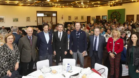 El consejero de Pesca, Guillermo Blanco (quinto por la izquierda), y el de Obras P&uacute;blicas, Ordenaci&oacute;n del Territorio y Urbanismo, Jos&eacute; Luis Gochicoa (tercero izda), acompa&ntilde;an a los pescadores de Laredo en la festividad de San Mart&iacute;n