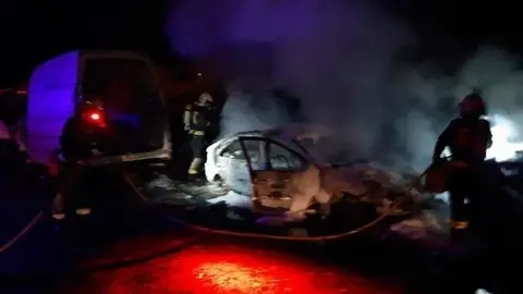Coches afectados en un incendio en un desguace de Casta&ntilde;eda