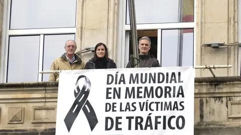 La alcaldesa de Santander, Gema Igual, y los concejales Pedro Nalda y V&iacute;ctor Gonz&aacute;lez Huergo, en el balc&oacute;n del Ayuntamiento con la pancarta en apoyo a las v&iacute;ctimas de accidente de tr&aacute;fico