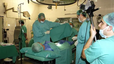 Personal sanitario en un quir&oacute;fano