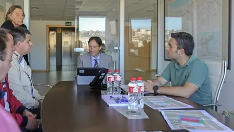 El consejero de Obras P&uacute;blicas, Ordenaci&oacute;n del Territorio y Urbanismo, Jos&eacute; Luis Gochicoa, recibe al alcalde de Ribamont&aacute;n al Monte, Joaqu&iacute;n Arco