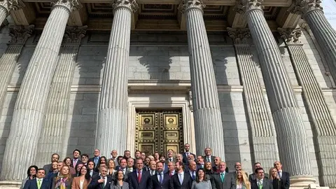 El grupo parlamentario de Vox posa ante la Puerta de los Leones del Congreso