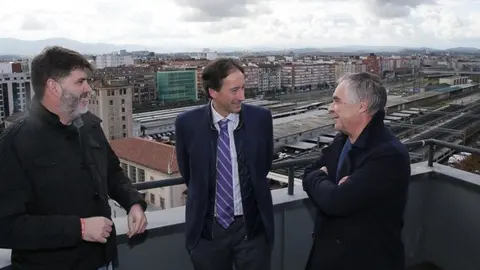 El consejero de Obras P&uacute;blicas, Ordenaci&oacute;n del Territorio y Urbanismo, Jos&eacute; Luis Gochicoa, se re&uacute;ne con el alcalde de Camargo en funciones, H&eacute;ctor Lav&iacute;n