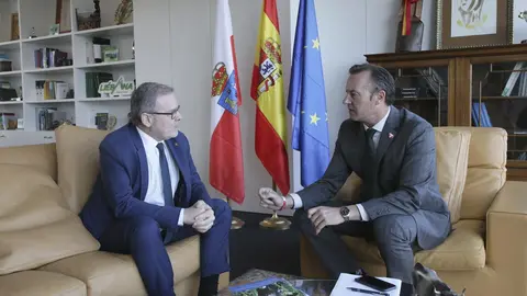 El consejero de Medio Ambiente, Guillermo Blanco, y el rector de la UC, &Aacute;ngel Pazos