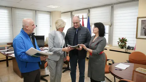 La consejera de Turismo, Marina Lomb&oacute;, con el presidente de la Red C&aacute;ntabra de Desarrollo Rural, Leoncio Carrascal
