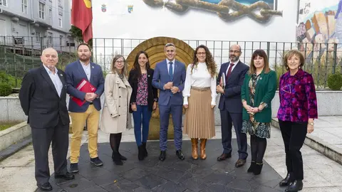 El consejero de Universidades, Igualdad, Cultura y Deporte, Pablo Zuloaga, con su equipo tras presentar los Presupuestos de su departamento para 2020