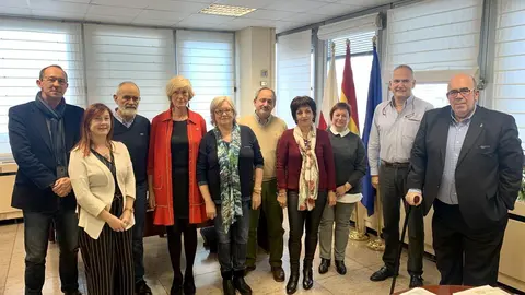 La consejera de Educaci&oacute;n con el comit&eacute; organizador del 50 aniversario del IES 'R&iacute;a del Carmen' de Muriedas (Camargo)