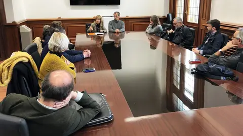 La concejala de Cultura, Mar&iacute;a Luisa Sanju&aacute;n, presenta a Enrique Bolado a la Comisi&oacute;n T&eacute;cnica de Cultura