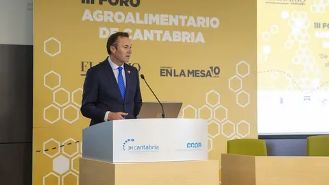 El consejero de Desarrollo Rural de Cantabria, Guillermo Blanco, en  el III Foro Agroalimentario