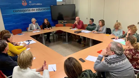 La consejera de Educaci&oacute;n, FP y Turismo, Marina Lomb&oacute;, se re&uacute;ne con miembros del comit&eacute; de empresa del Gobierno de Cantabria