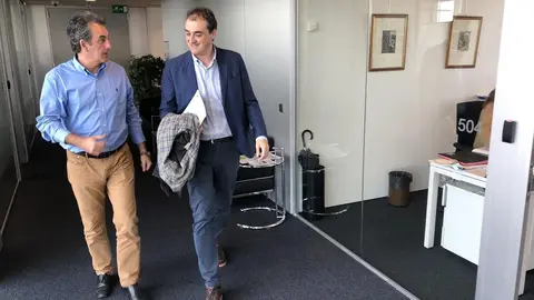 El consejero de Innovaci&oacute;n, Industria, Transporte y Comercio, Francisco Mart&iacute;n, y el alcalde de Alfoz de Lloredo, Enrique Bretones