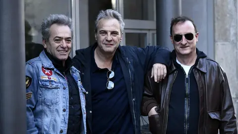 (I-D) El guitarrista, Rafael Mu&ntilde;oz; el vocalista y bajista, David Summers; y el guitarrista, Daniel Mezquita, miembros del grupo Hombrea G, posan para la entrevista con Europa Press.