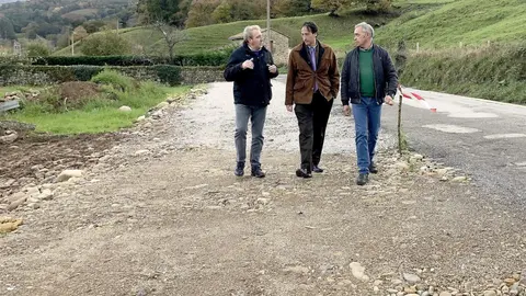El consejero de Obras P&uacute;blicas, Ordenaci&oacute;n del Territorio y Urbanismo, Jos&eacute; Luis Gochicoa, visita las obras que se est&aacute;n acometiendo en la carretera auton&oacute;mica Arenas de Igu&ntilde;a-Villasuso