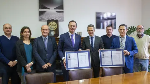 El consejero, Guillermo Blanco, recoge los certificados ISO 9001 y 14001 que la empresa BM TRADA Certification ha entregado a MARE