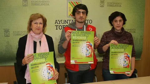 La vicepresidenta de Cruz Roja Torrelavega, Loles Trugeda; el director de Cruz Roja Juventud, C&eacute;sar Haya, y la concejal de Bienestar Social de Torrelavega, Laura Romano, presentan de la IV Campa&ntilde;a de Juguetes de Cruz Roja Torrelavega 