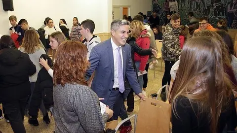 El vicepresidente regional, Pablo Zuloaga, en la presentaci&oacute;n de la campa&ntilde;a contra la violencia de g&eacute;nero en el IES Maria Tello