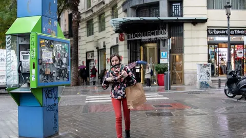 Una chica pasea por la calle abrigada con bufanda y abrigo durante el peor temporal del oto&ntilde;o del 2019 en Espa&ntilde;a en el que se ver&aacute;n afectadas 37 provincias avisadas por viento, nieve, oleaje o lluvia, en Madrid (Espa&ntilde;a),  a 14 de noviembre de 2019.
