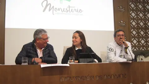 Autoridades en la presentaci&oacute;n de unas jornadas gastron&oacute;micas de Monesterio