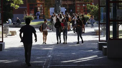 Estudiantes en el Campus de Vic&aacute;lvaro durantela Universidad Rey Juan Carlos de Madrid (URJC).