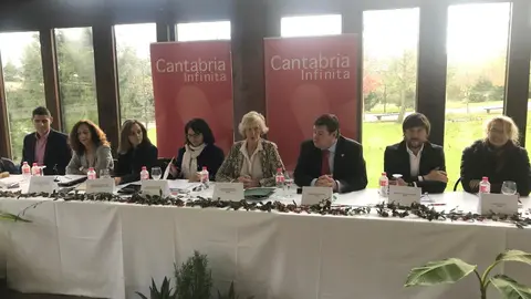 La consejera de Educaci&oacute;n, Formaci&oacute;n Profesional y Turismo, Marina Lomb&oacute;, preside el Pleno del Consejo de Turismo