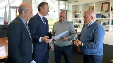 El consejero de Desarrollo Rural, Ganader&iacute;a, Pesca, Alimentaci&oacute;n y Medio Ambiente, Guillermo Blanco, recibe al alcalde de Santillana del Mar, &Aacute;ngel Rodr&iacute;guez