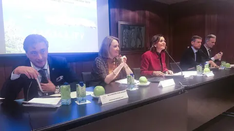 La consejera de Justicia, Paula Fern&aacute;ndez Via&ntilde;a, intervienen en la apertura de la asamblea general ordinaria de la Asociaci&oacute;n Judicial Francisco de Vitoria